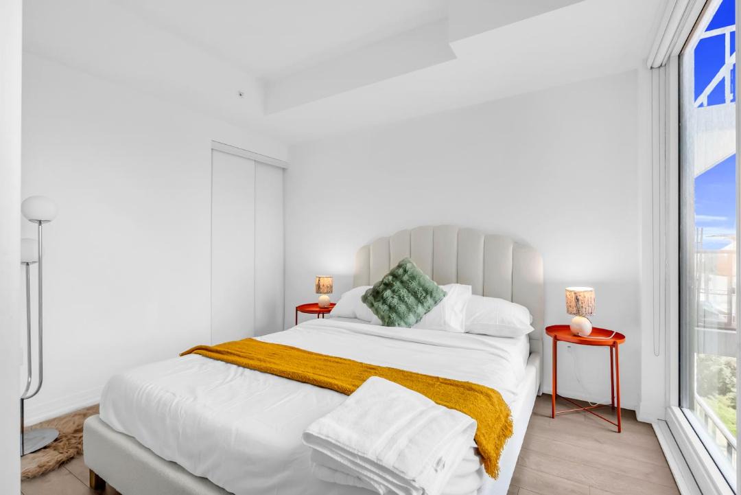 Chic 2 Bedroom Close to Eaton Centre 1