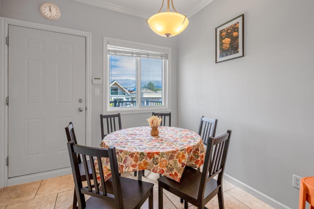Central Spacious 3 Br Upstairs 1