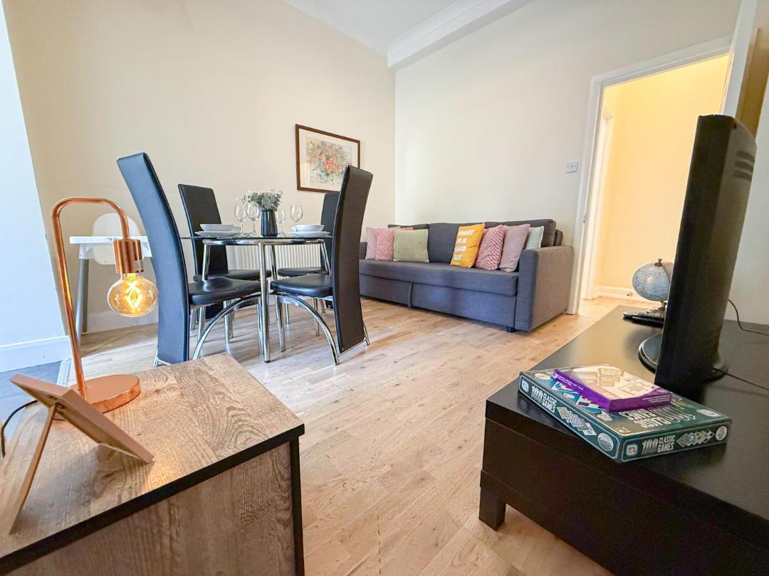 Cozy 1-BDR Finsbury Park Apt with mini Garden, Paid Parking near Emirates Stadium & Islington by Staylio London 1