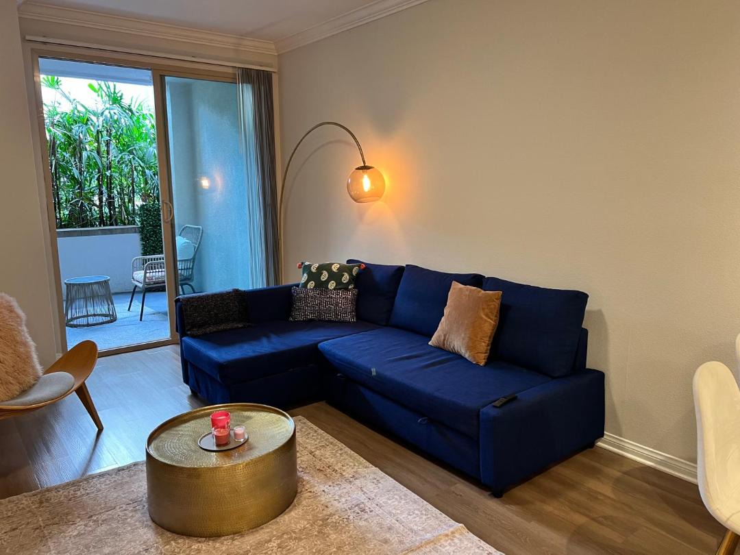 Spacious 1bdrm apartment 10 mins to Cedars-Sinai by car FREE Parking, King bed 1