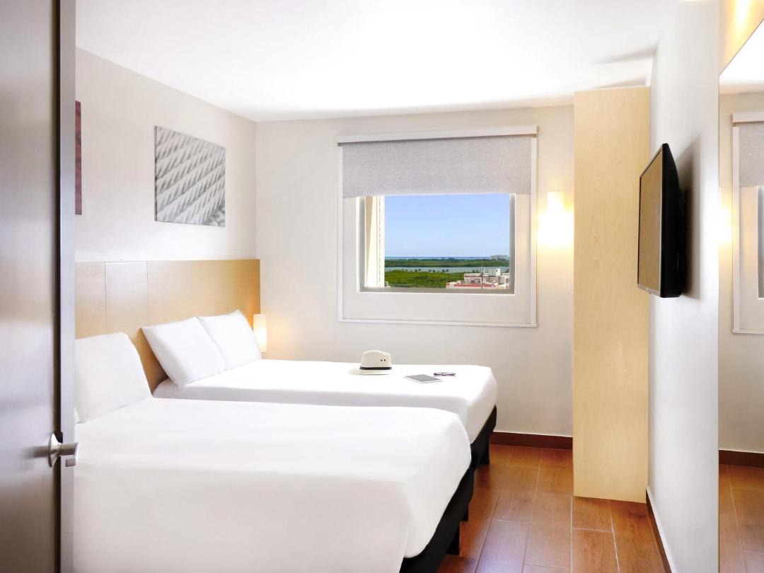 Ibis Cancun Centro 1