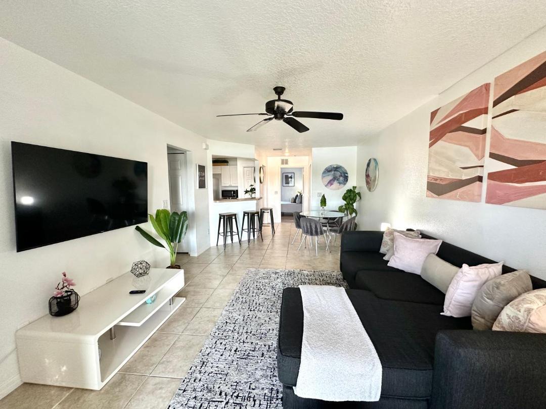 Modern 2BR Lakeview Near Orlando Airport Free Parking 1