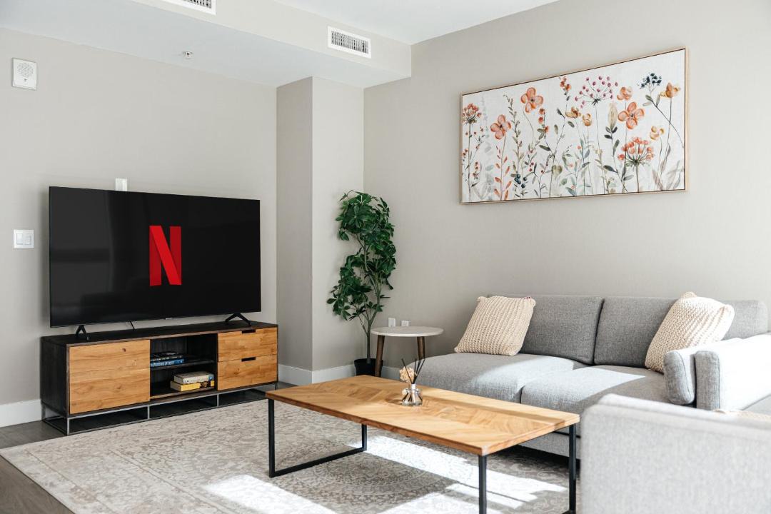 Excellent Town Home 2BR in WEHO Parking,Gym,Pool 1