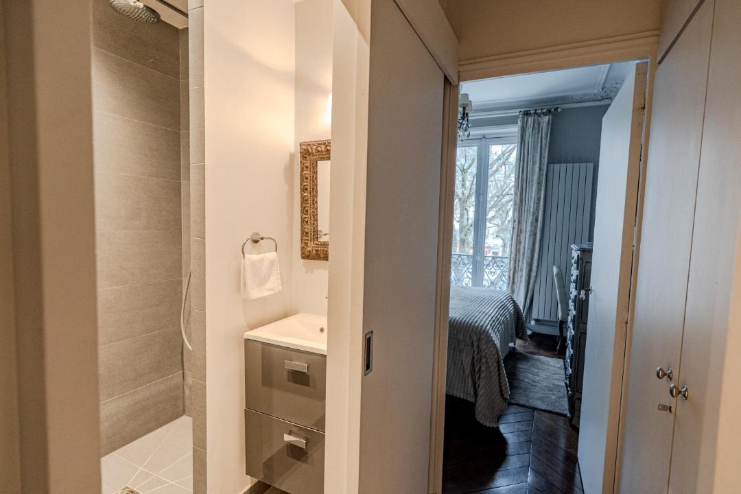AC 3bds Apt with arc de triomphe view & terrace 1