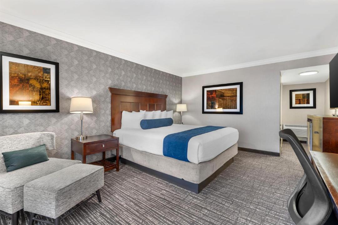 Best Western Plus Carriage Inn 1