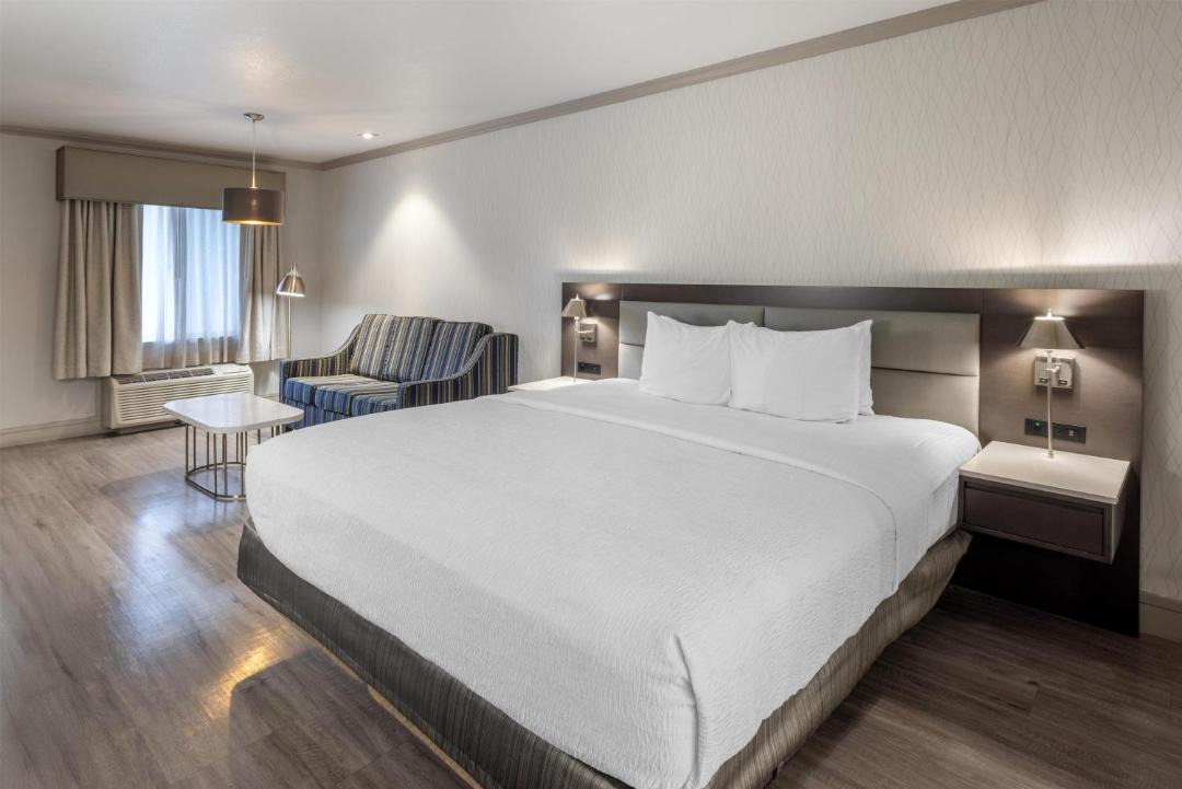Best Western Plus Executive Suites 1