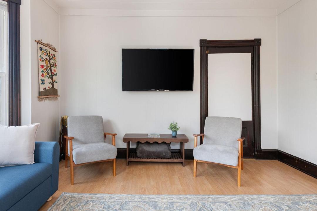 Knock on Wood - Airy Charm in Heart of Downtown 1