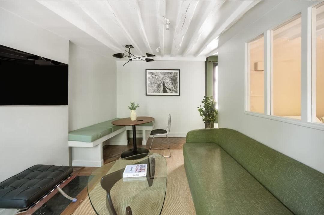 Elegant Parisian apartment, Place des Vosges 1
