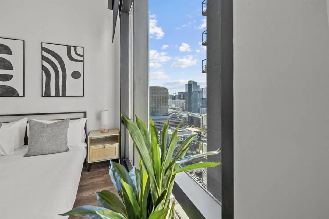 Boulevard Stays Modern Highrise STU Sky Pool Parking Gym 10 1
