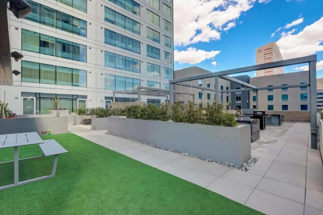 Boulevard Stays Downtown Highrise STU Sky Pool Parking Gym 02 1