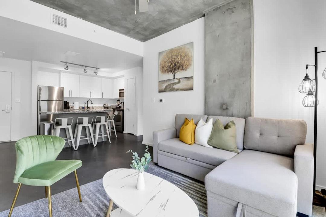 Centric 2BR In HEART of DTPHX Free Garage Parking 1