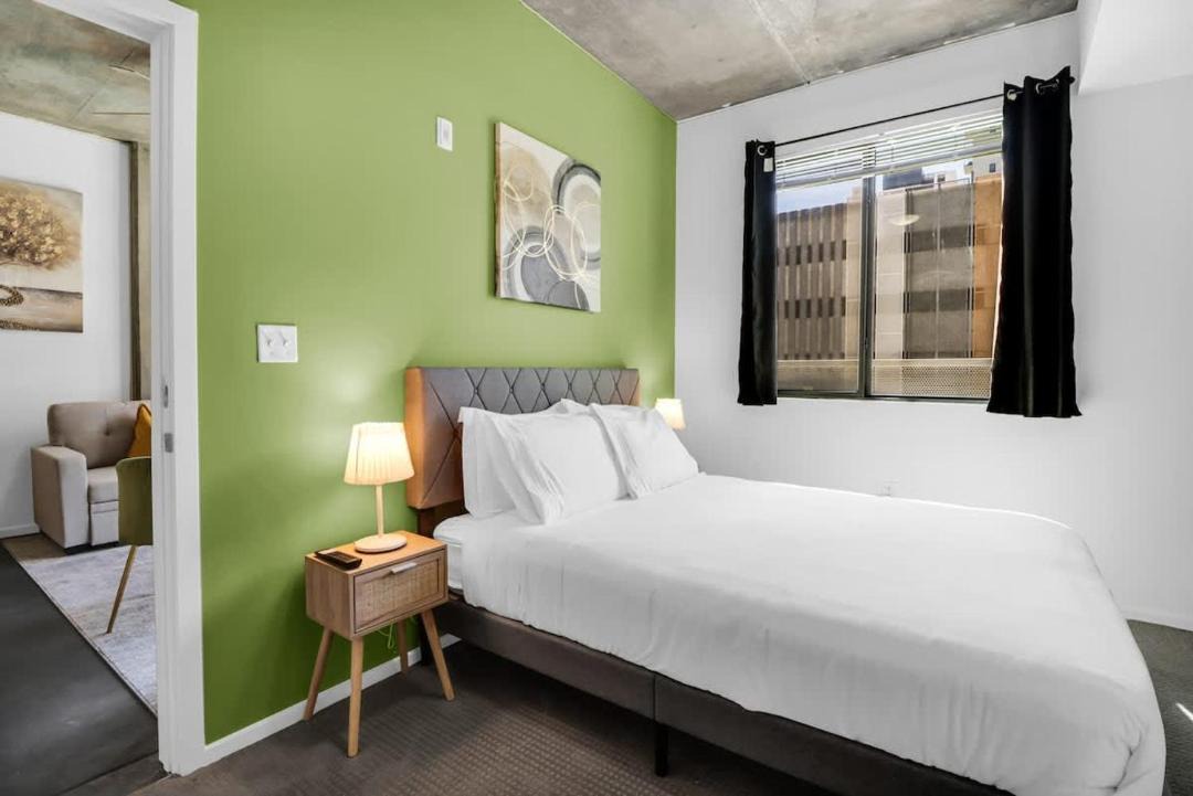 Centric 2BR In HEART of DTPHX Free Garage Parking 1