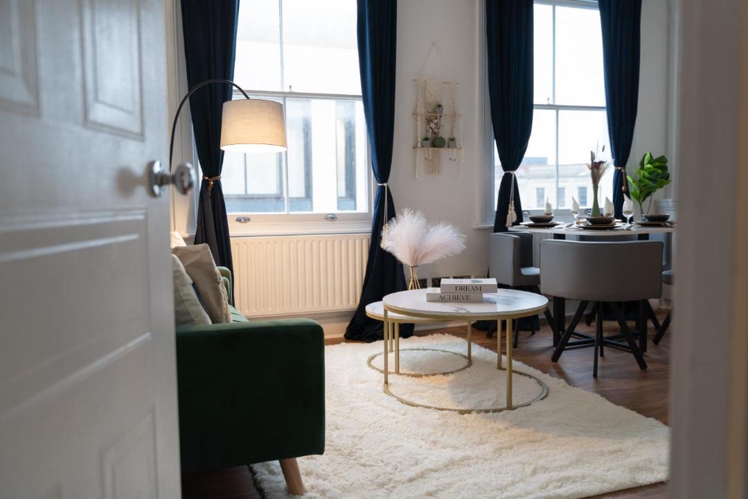 Sunny 2-Bed Apartment - Heart of Wimbledon - Minutes to Central London 1
