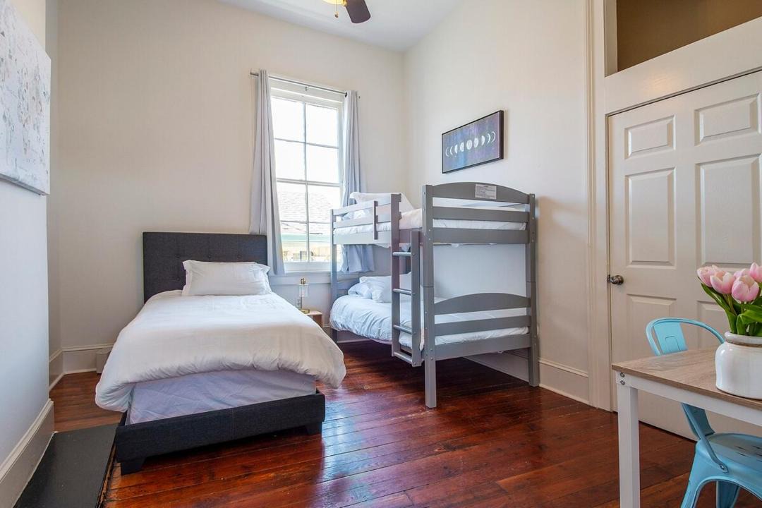 Historic 3 bedroom 4blocks from famous St Charles Ave Mardi Gras parade route, steps to Jazz venues and restaurants 1