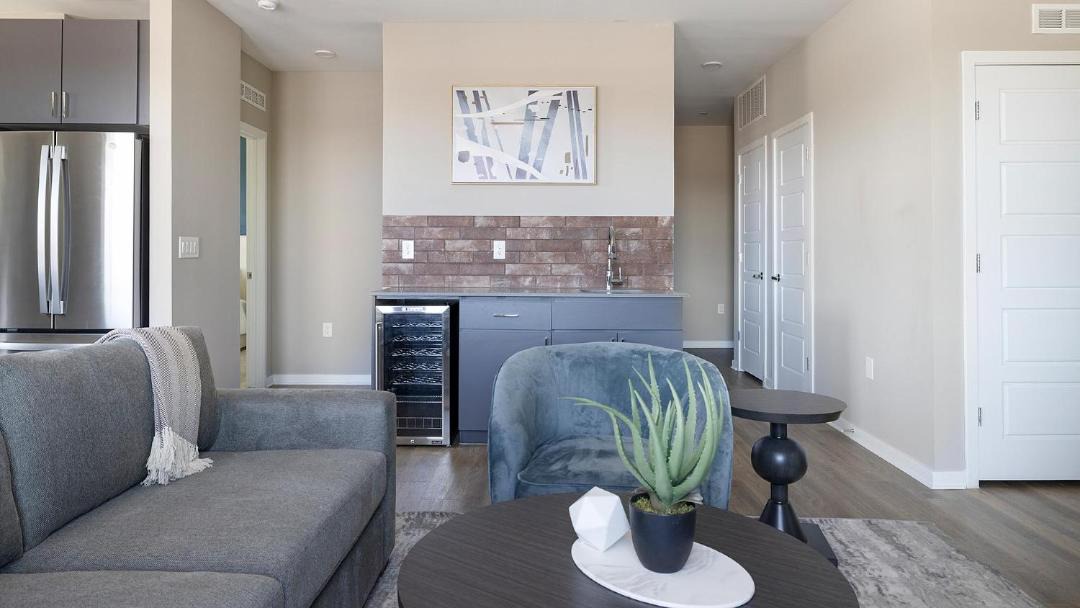 Landing Chic 1BD Pool Gym 1