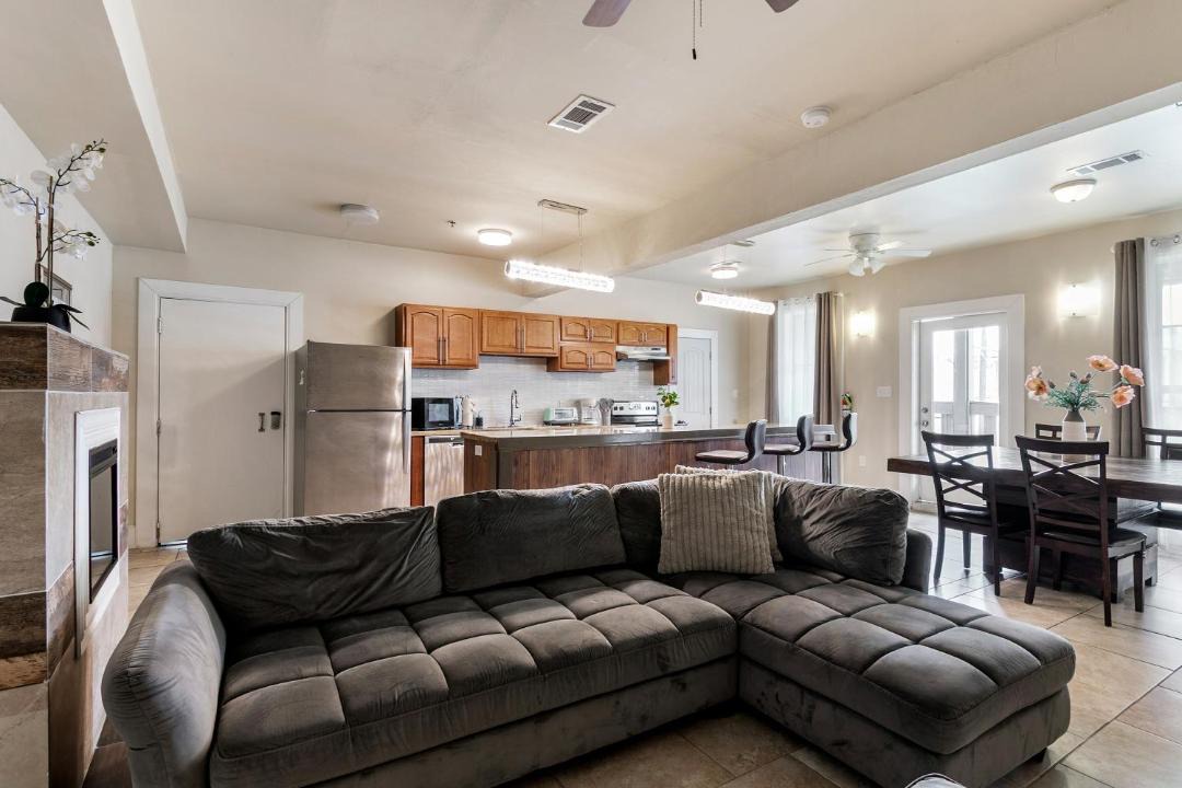 Fully-furnished 4BR Condo Near FQ 1
