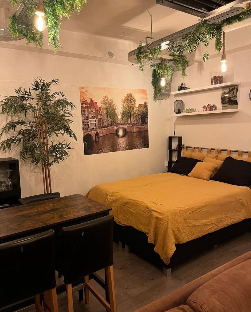 The Studio no windows 20 minutes by bus to downtown Amsterdam 1