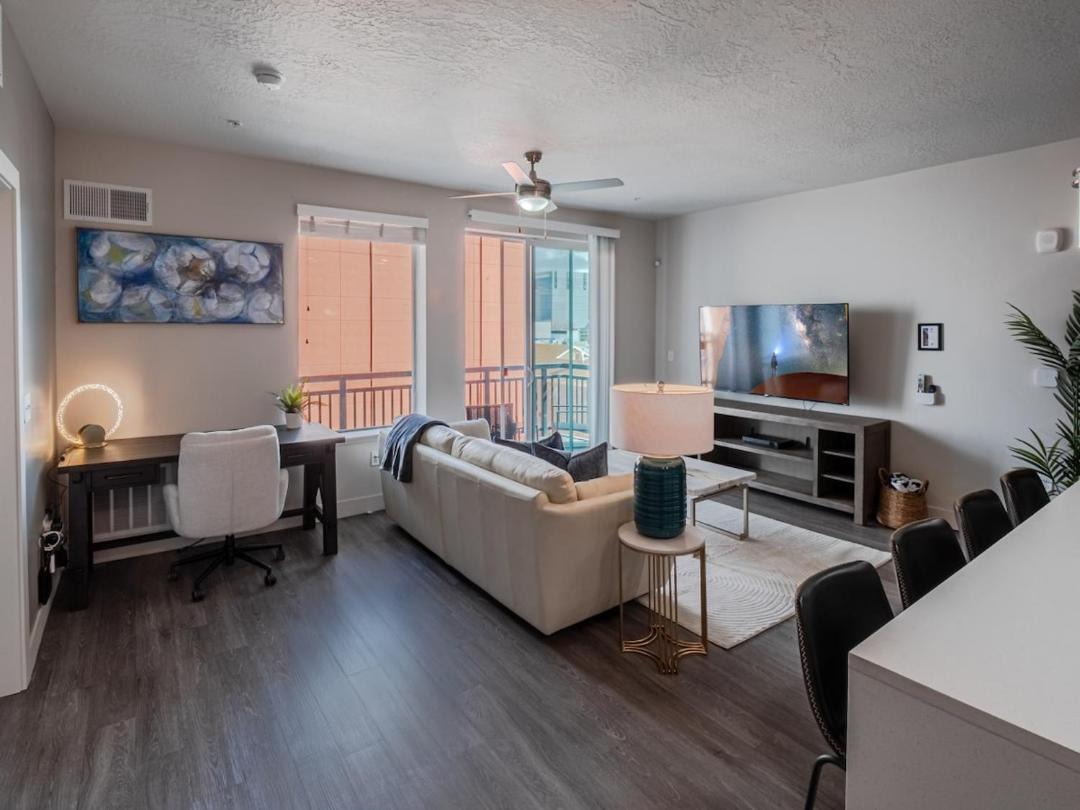 Convention Ctr Luxury 1BR Pool Gym Hot Tub 1