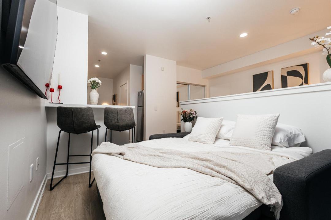 Seaside Serenity - Chic Santa Monica Studio 1