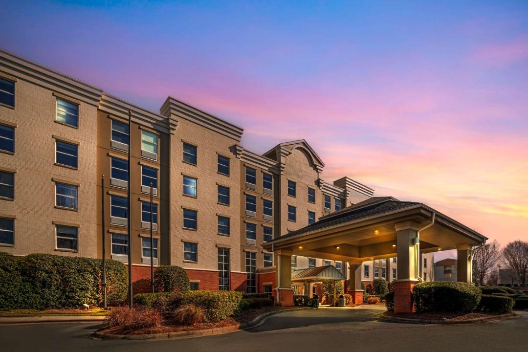 Comfort Suites near Birkdale Village- Huntersville 1