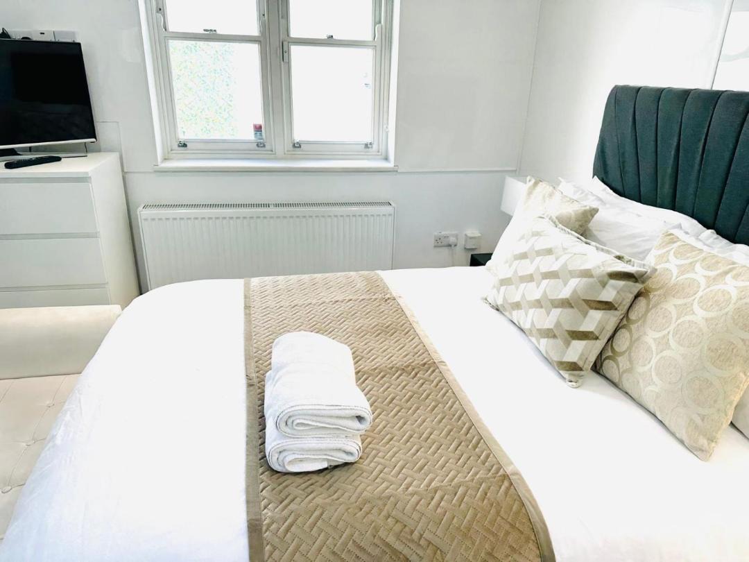 Westferry Two-Bedroom Deluxe Apartment 1