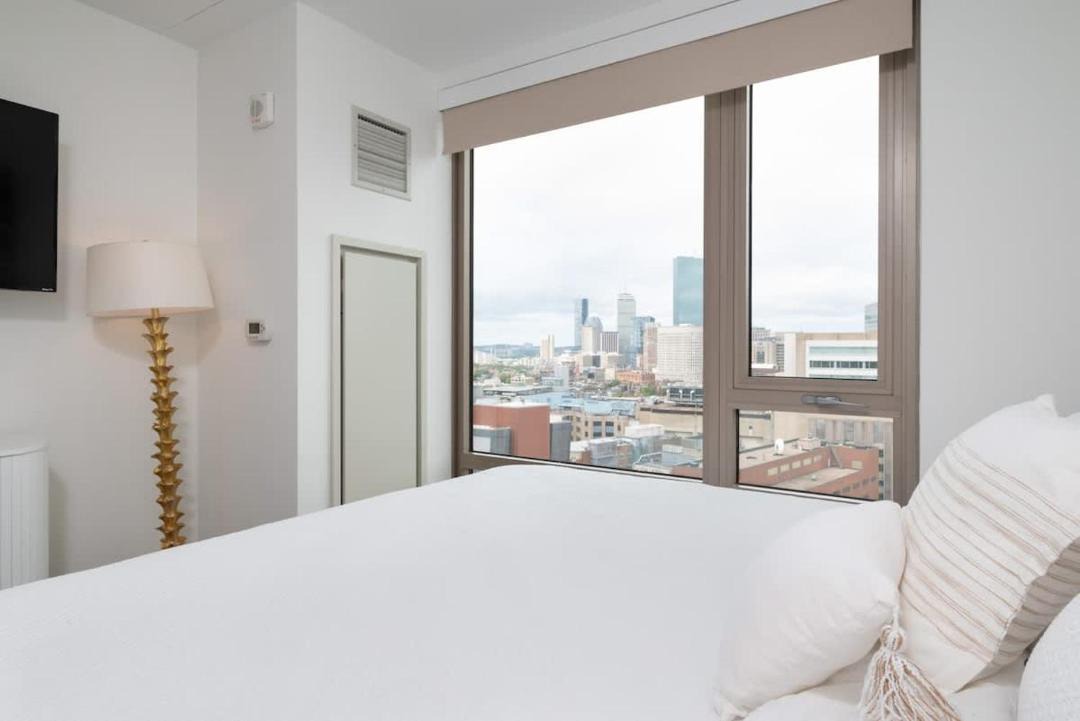 Upscale 4BR Penthouse with Gym & Parking near MGH & TUFTS 1