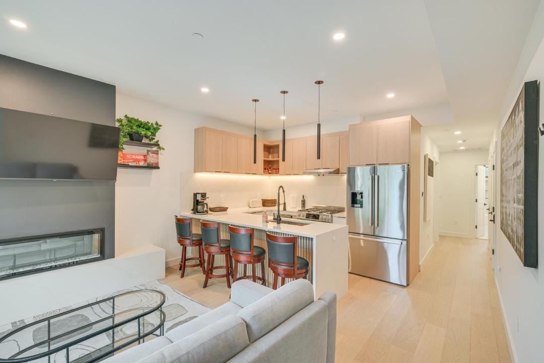 Near Biotechs & MIT: Cozy Condo w/Fireplace 1