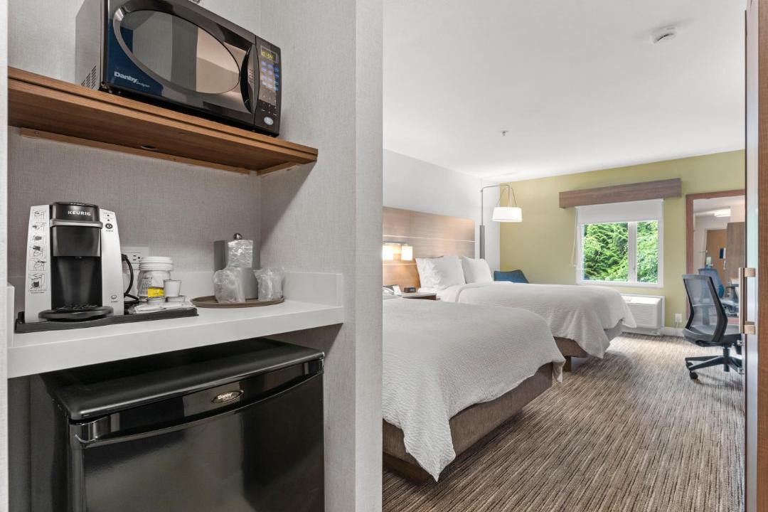 Holiday Inn Express and Suites Surrey by IHG 1
