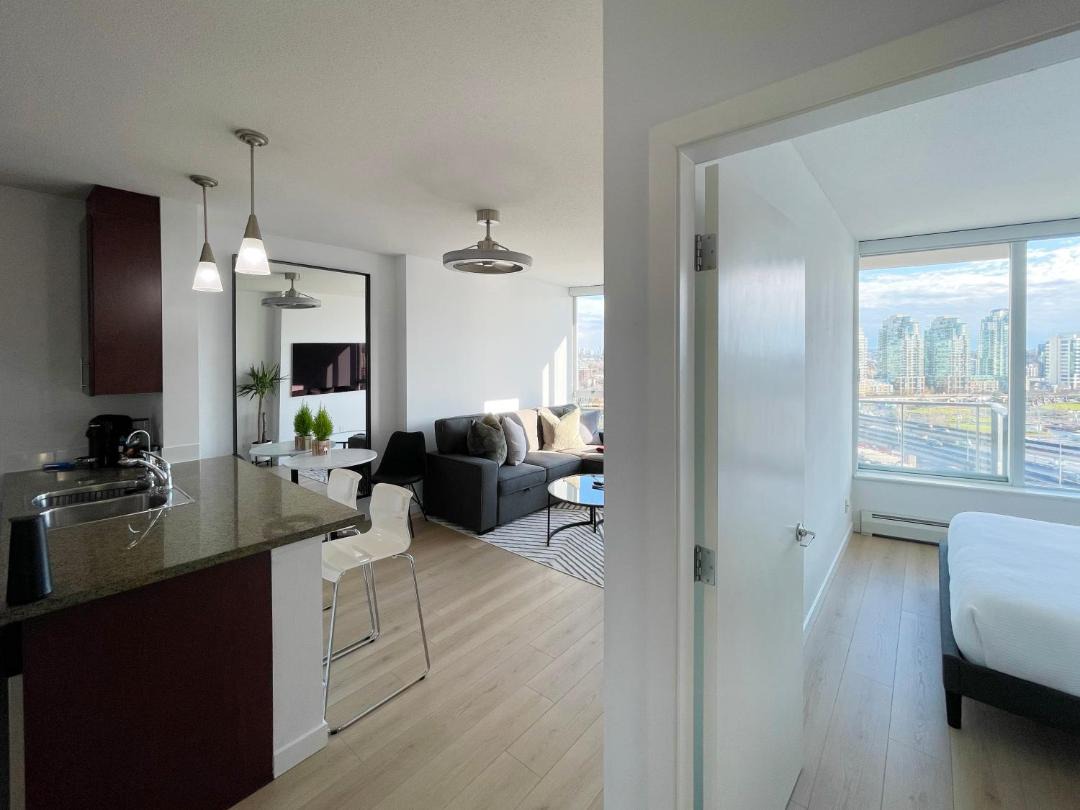Condo Downtown Vancouver - Near Rogers Arena & BC Place w Parking 1