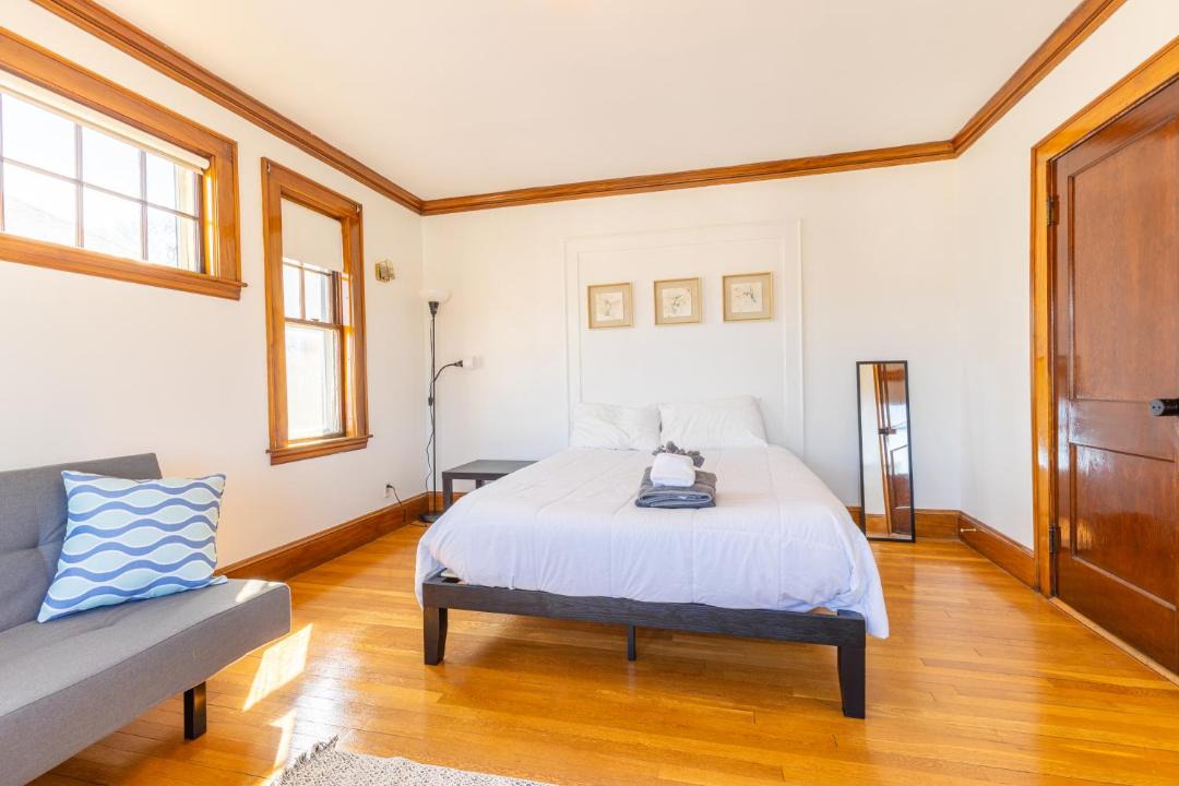 152 Quite & Bright & Spacious Apt in Brighton 1