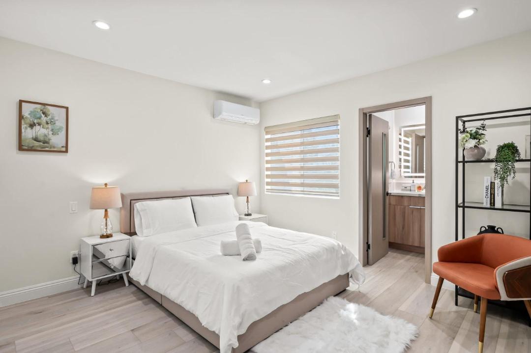 Stylish New Home Bright Modern & Fully Stocked 1