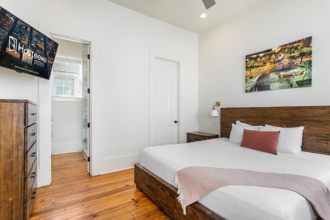 Private 3BR on Carondelet by Hosteeva 1