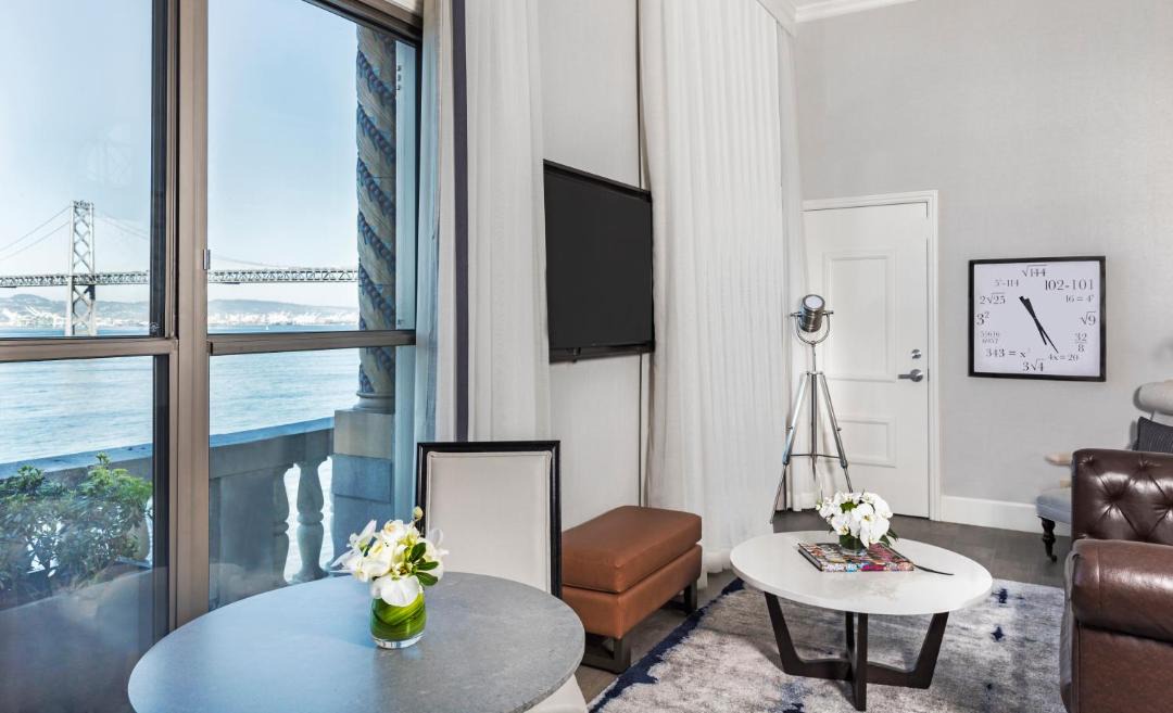 Harbor Court Hotel 1
