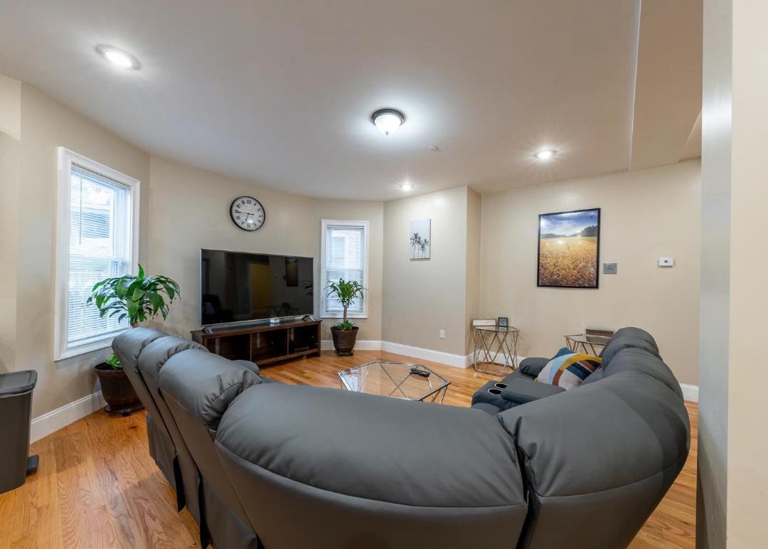 4BR Boston Apt - Pet Friendly & Free Parking, near MBTA Station 2331 1