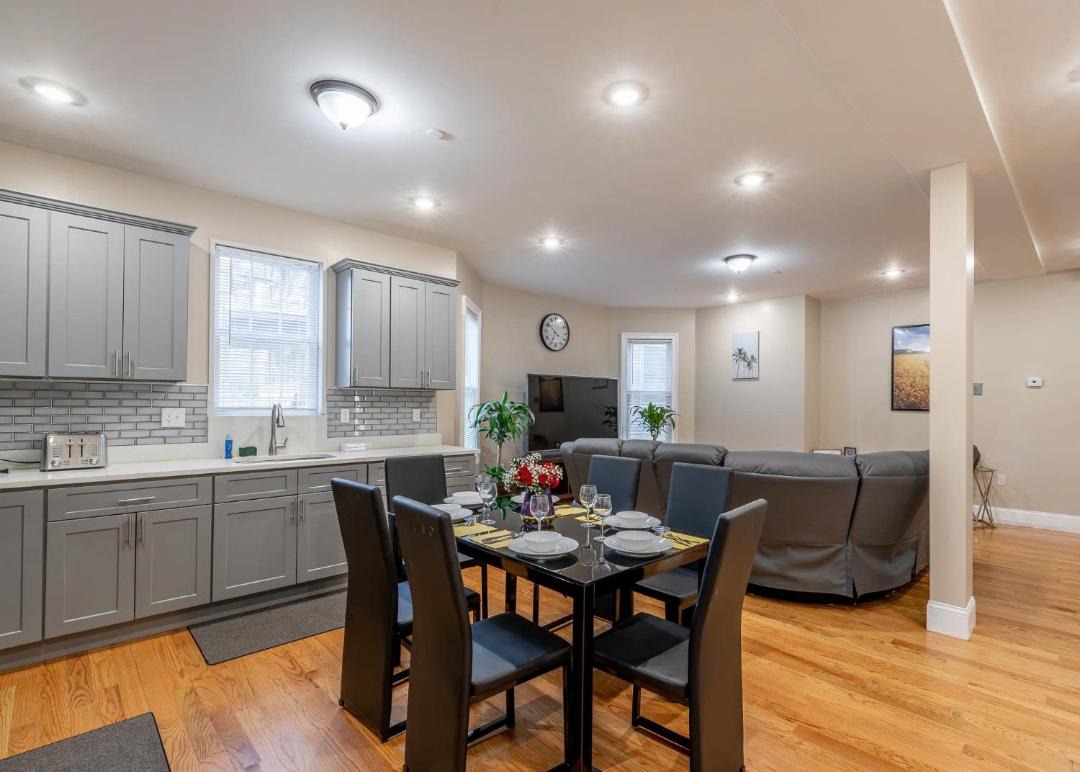 4BR Boston Apt - Pet Friendly & Free Parking, near MBTA Station 2331 1