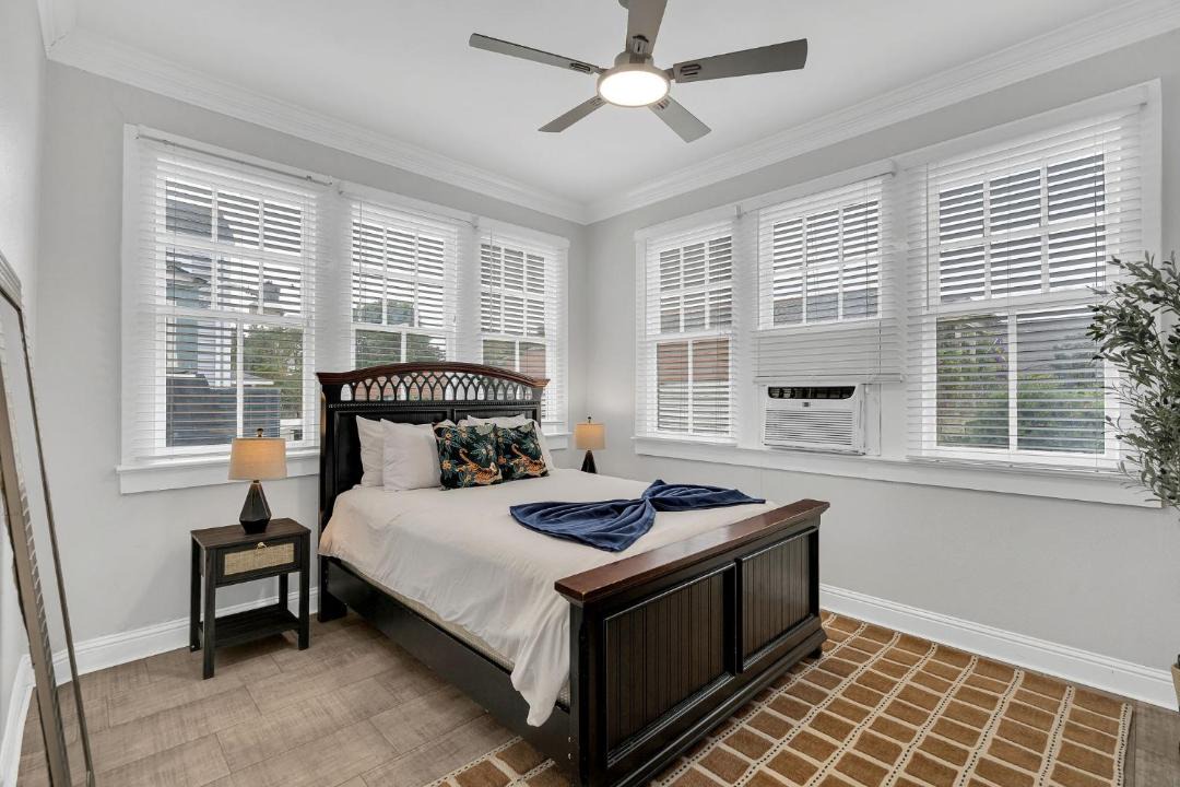 Bright Uptown home w gated parking 1
