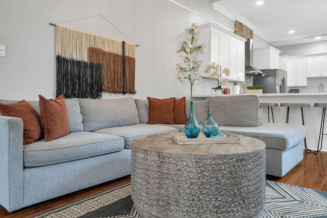 Bright Uptown home w gated parking 1