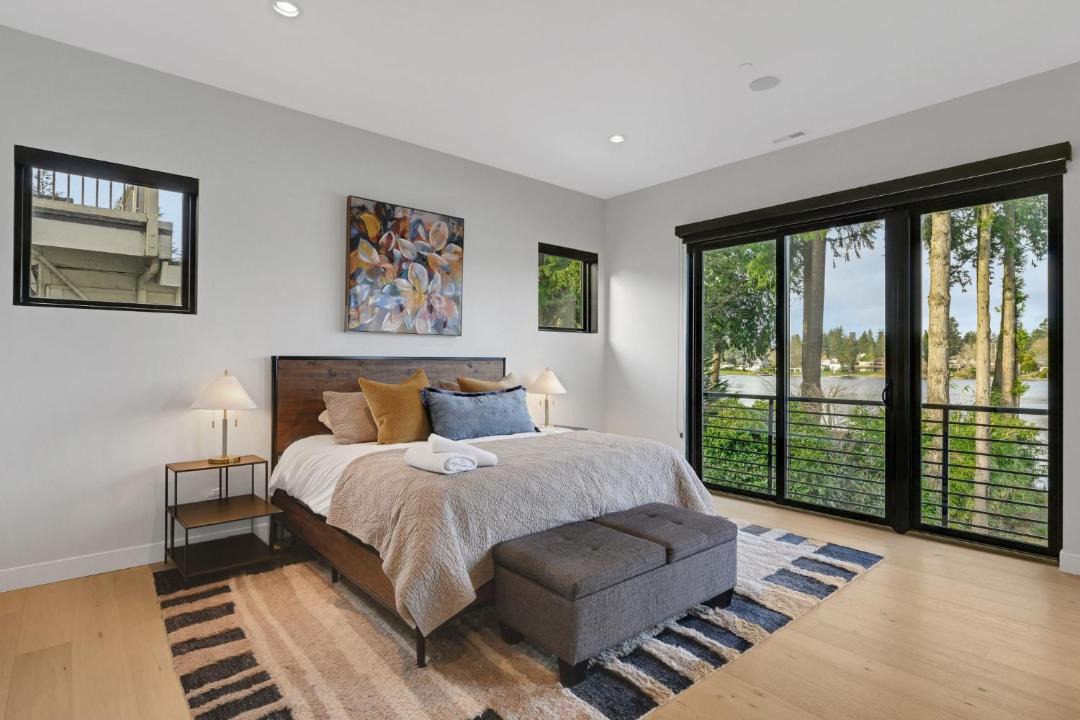 4BR 4BA Modern Lakefront Lodge 1