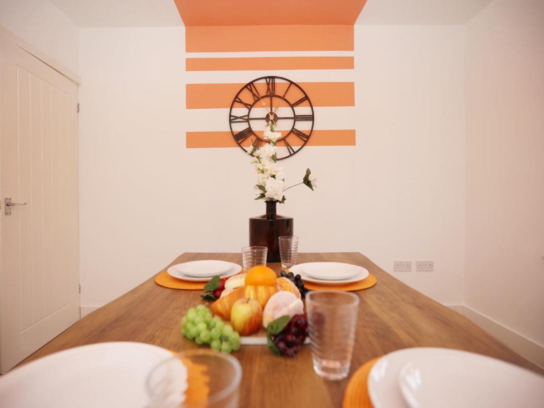 Redcliffe Place By N And N Stays Ltd - Lovelly Home close to Designer Outlet, Perfect for Contractors & Workers with convenient on street parking 1