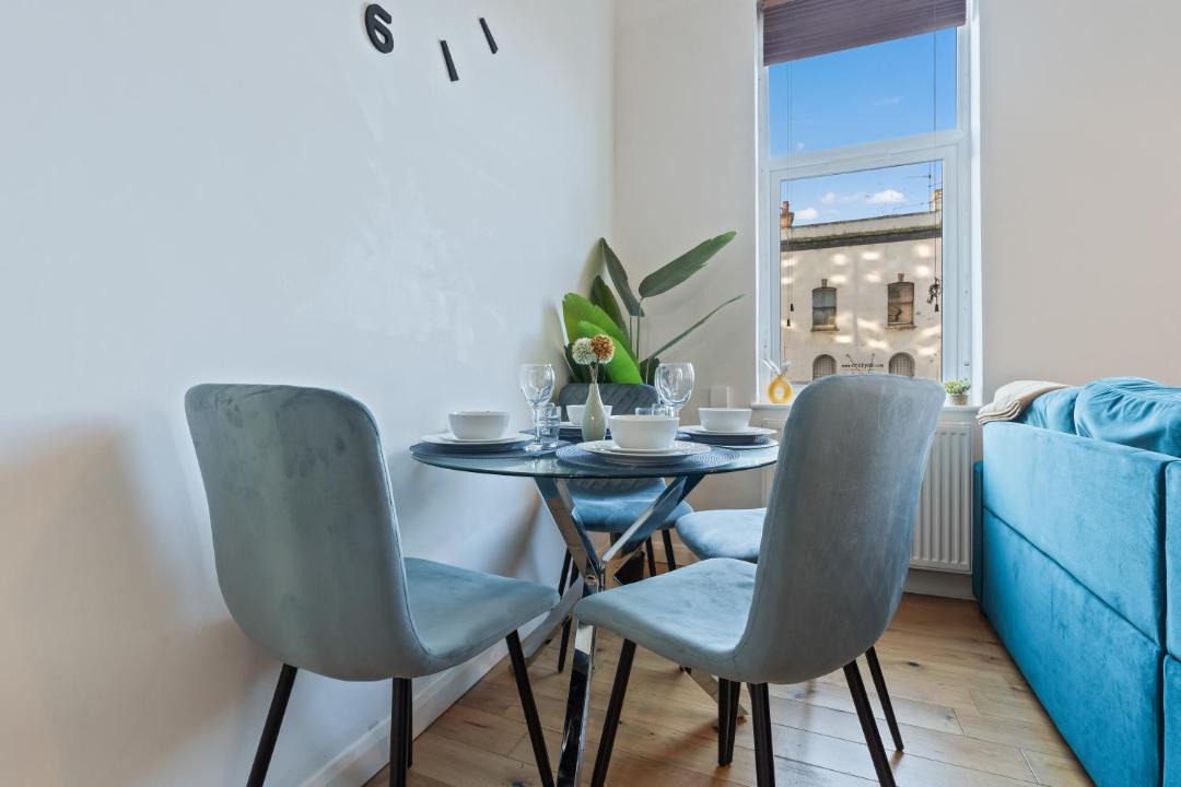 Cosy 1 BED w LOFT Sleeps 6 Close To Stations 1