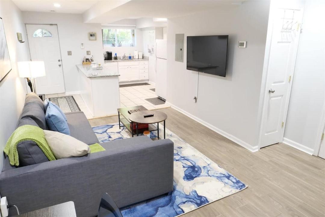 Trendy Apt in Bloomingdale - Parking 1