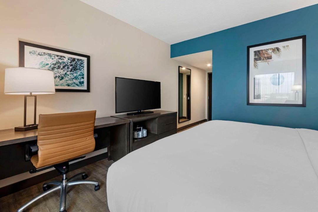 Comfort Inn & Suites Miami International Airport 1