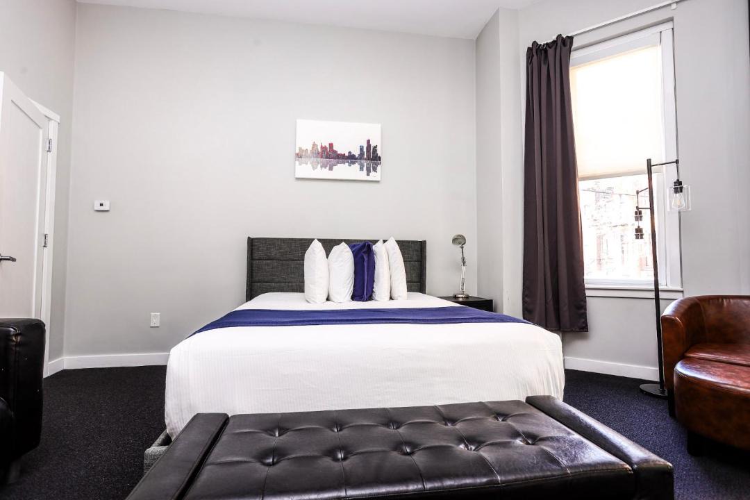 Large Stylish Newbury Street Studio w/Kitchen 1