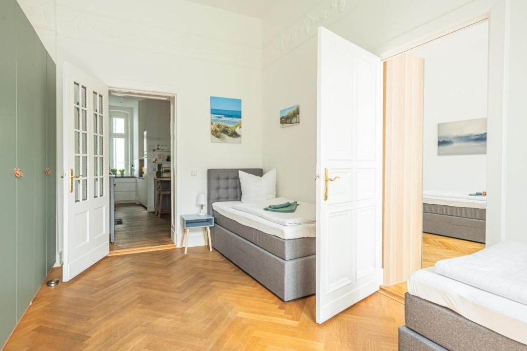 KAISER 02 by ROCKCHAIR Apartments l SUPERHOST Status l 3 Bedrooms Boxspringbeds 2 Bathrooms l Cozy Family & Business Flair 155 sqm 3 Balcony 2nd Floor Elevator up to 10 guests welcomes you! 1