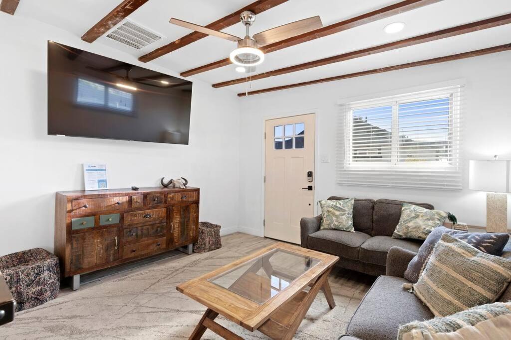Featherlight Cottage with BBQ and Hot Tub in Downtown Phoenix 1
