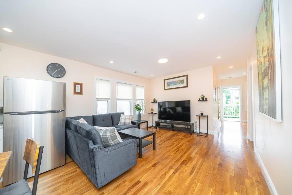Tranquil 3BR Boston Apt w Balcony, Parking, Bathtub near Franklin Park Zoo 303 1