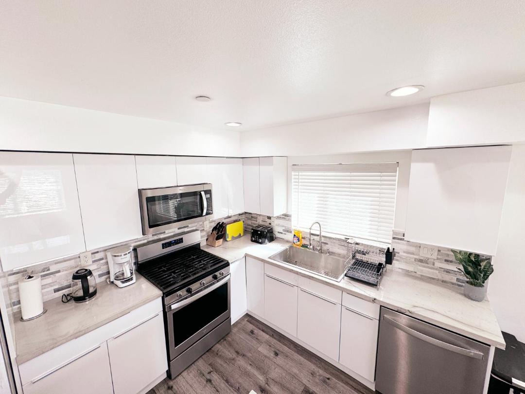 Cozy 3 BR Townhouse with Balcony 1