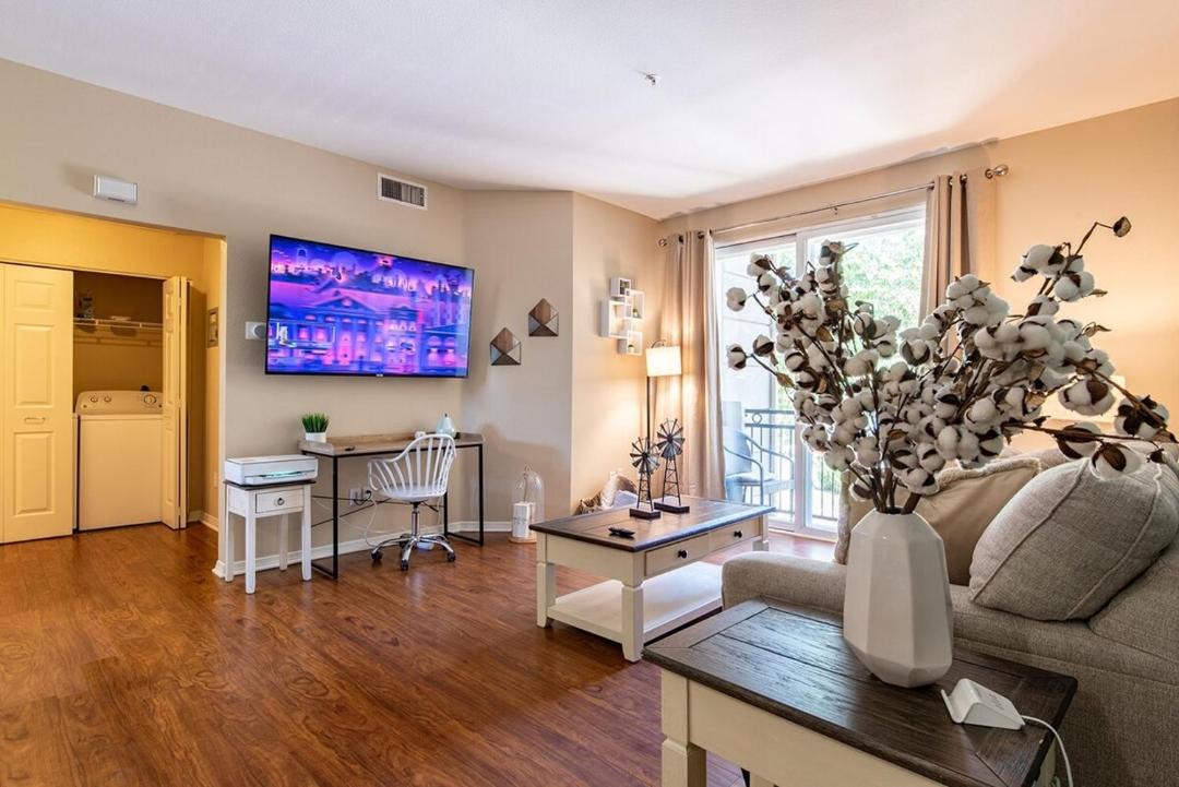 Modern King Suite Deluxe Living Cali 1