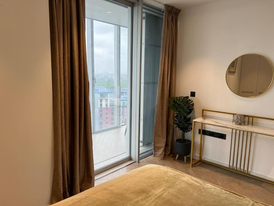 Modern 2 Bed Flat at Battersea 1