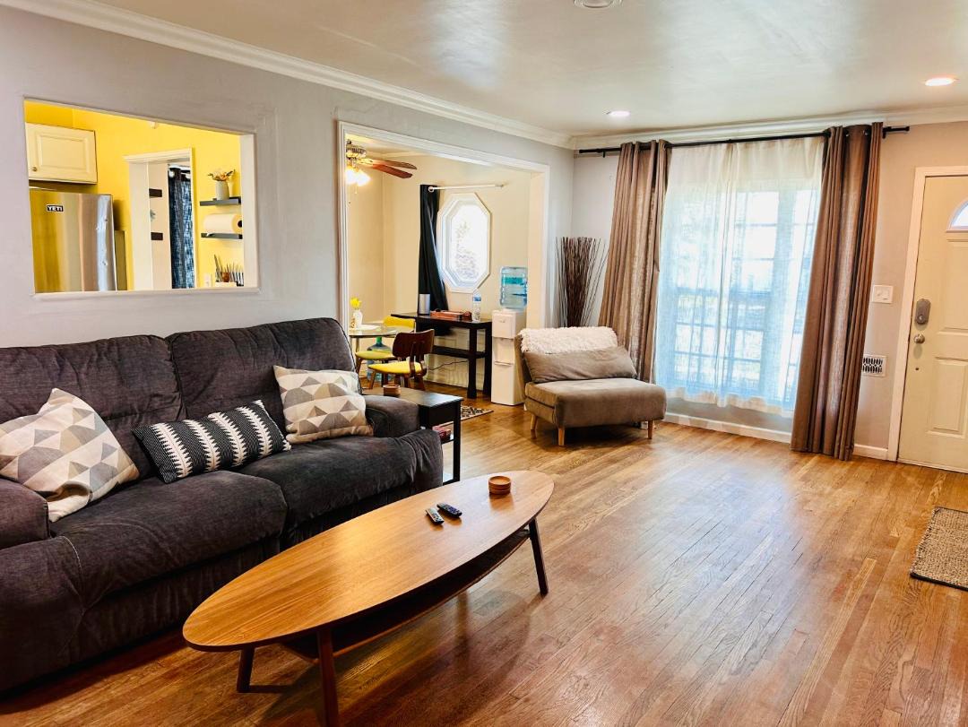 Los Angeles Home Located in Beautiful Pasadena 1